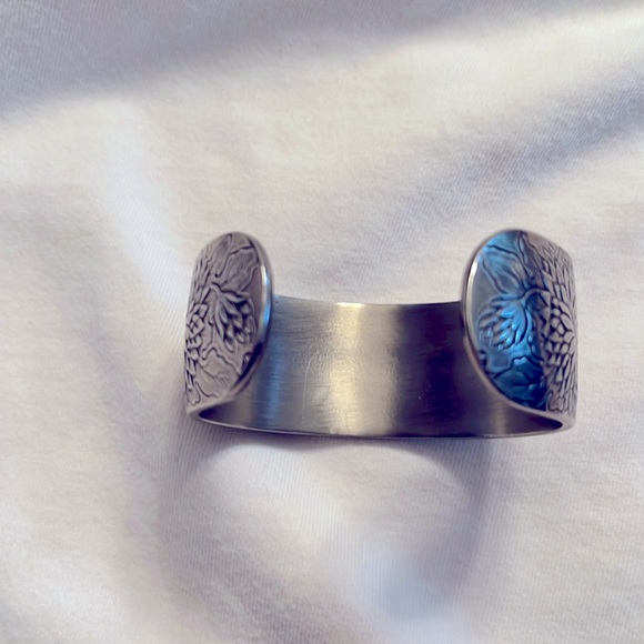 Salisbury Pewter November Flower of the Month Adjustable Bracelet! - Picture 7 of 8